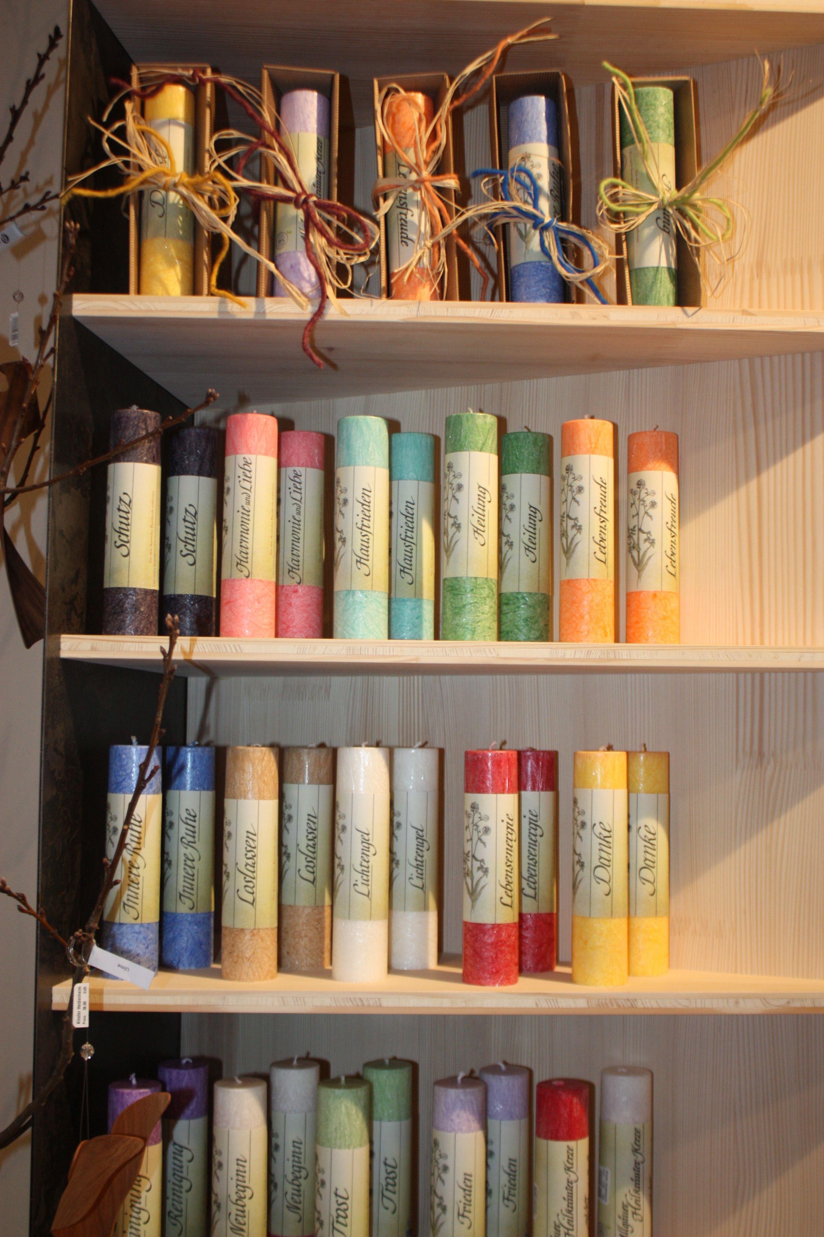 "Trost", "Schutz", "Hausfrieden" bieten diese Kerzen im Klosterladen oder auch nur ein einfaches "Danke".