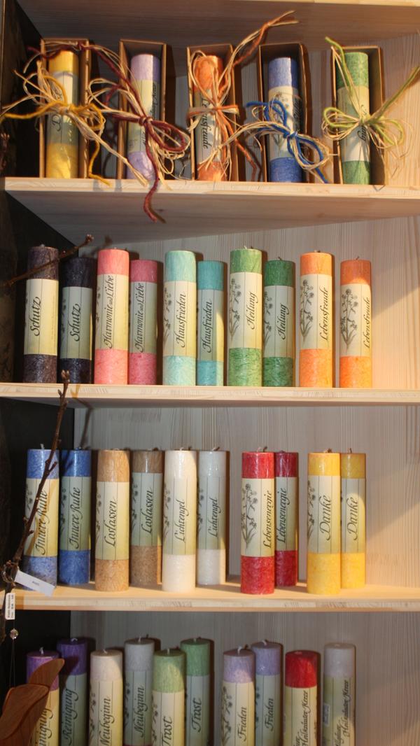 "Trost", "Schutz", "Hausfrieden" bieten diese Kerzen im Klosterladen oder auch nur ein einfaches "Danke".