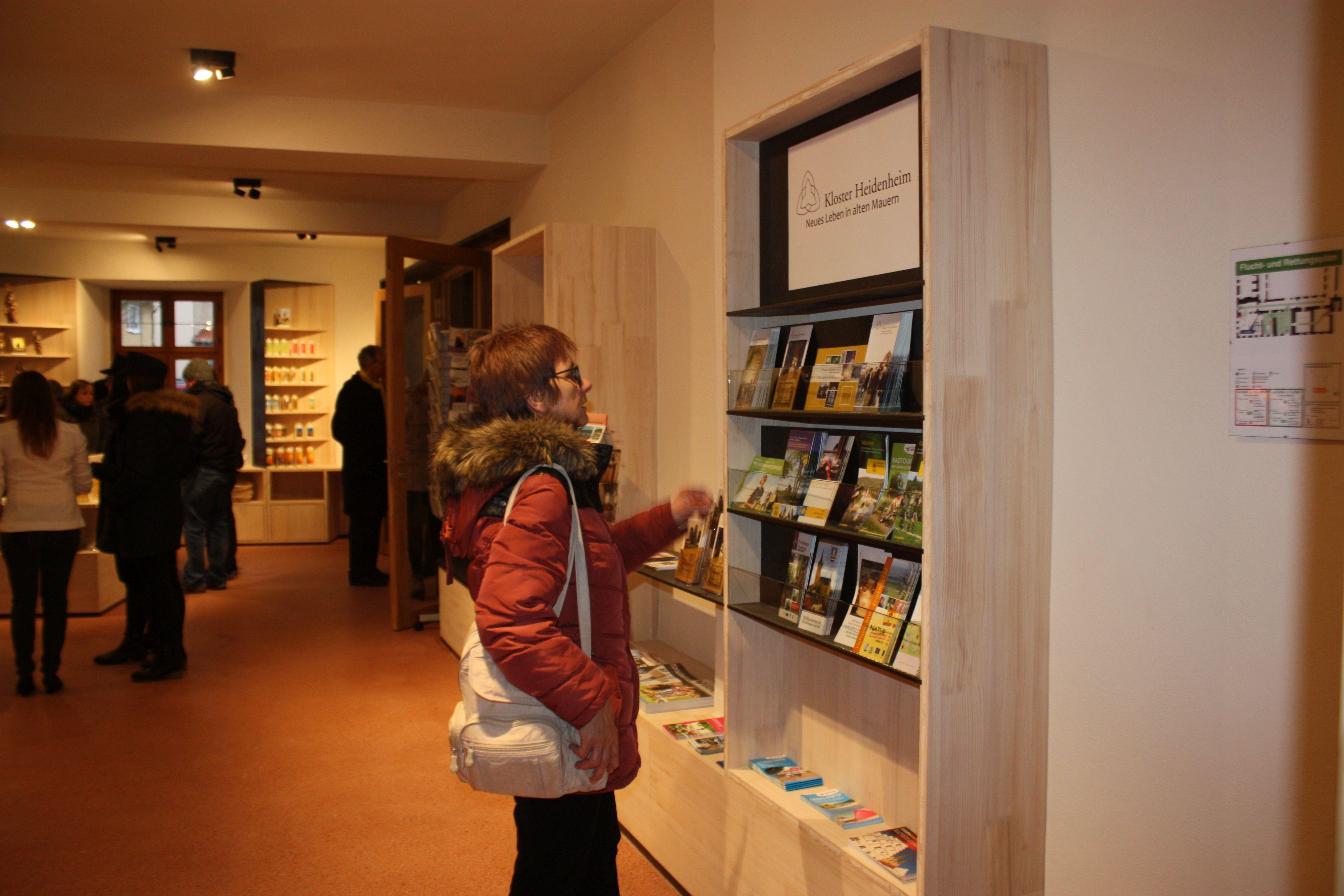 Im Heidenheimer Klosterladen gibt es neben regionalen Produkten auch viel Informationsmaterial zum dortigen Programm und dem regionalen Angebot.