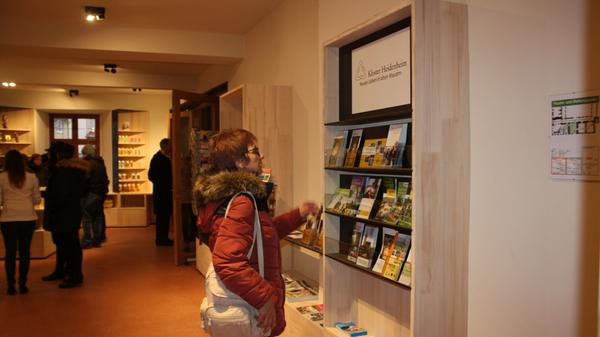 Im Heidenheimer Klosterladen gibt es neben regionalen Produkten auch viel Informationsmaterial zum dortigen Programm und dem regionalen Angebot.