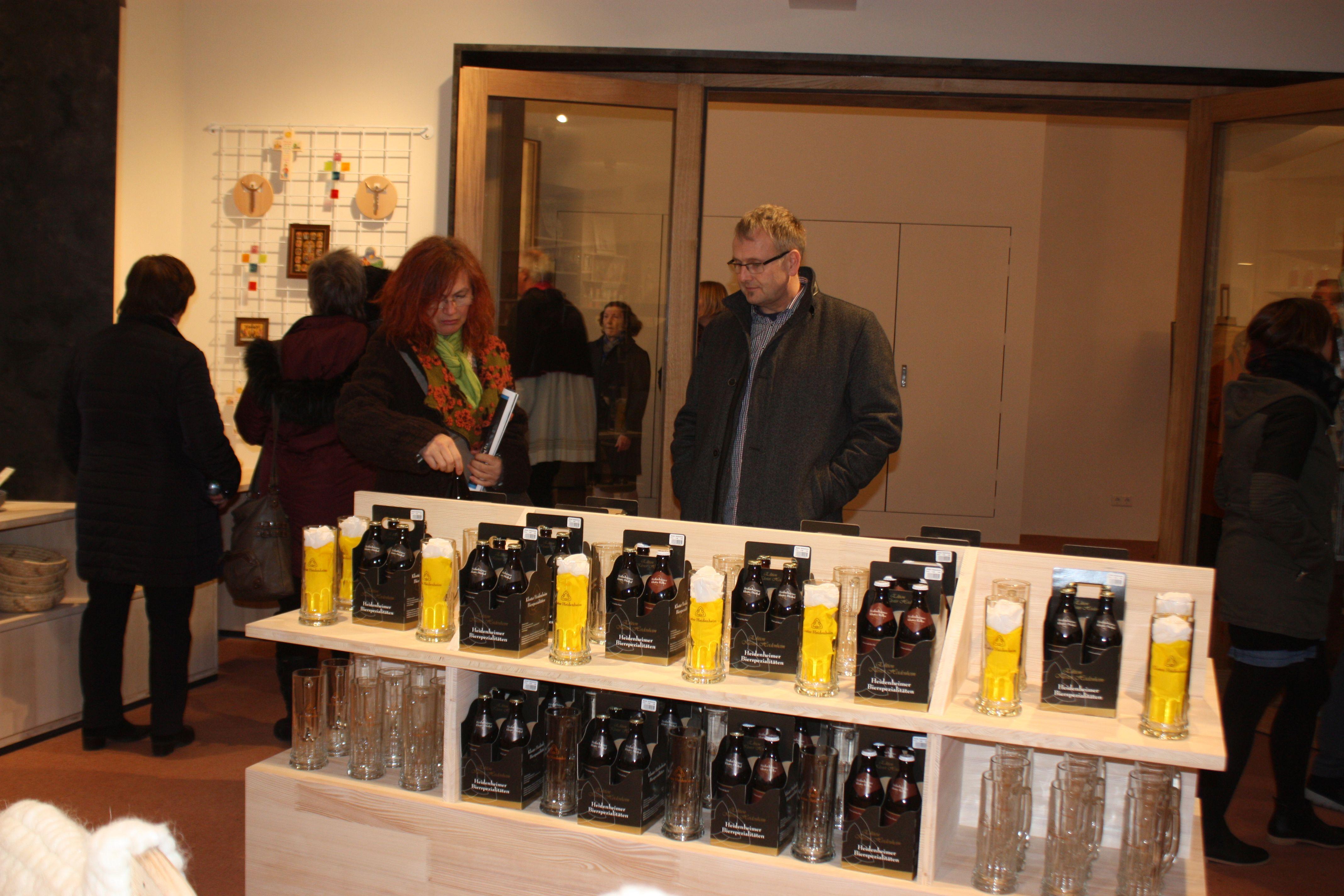 Sogar ein eigenes Heidenheimer Klosterbier wird im Museumsladen angeboten, das passende Glas gibt es gleich mit dazu. Gebraut wird es in Ellingen.