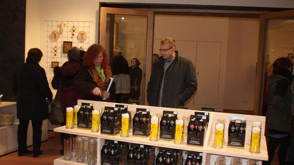 Sogar ein eigenes Heidenheimer Klosterbier wird im Museumsladen angeboten, das passende Glas gibt es gleich mit dazu. Gebraut wird es in Ellingen.