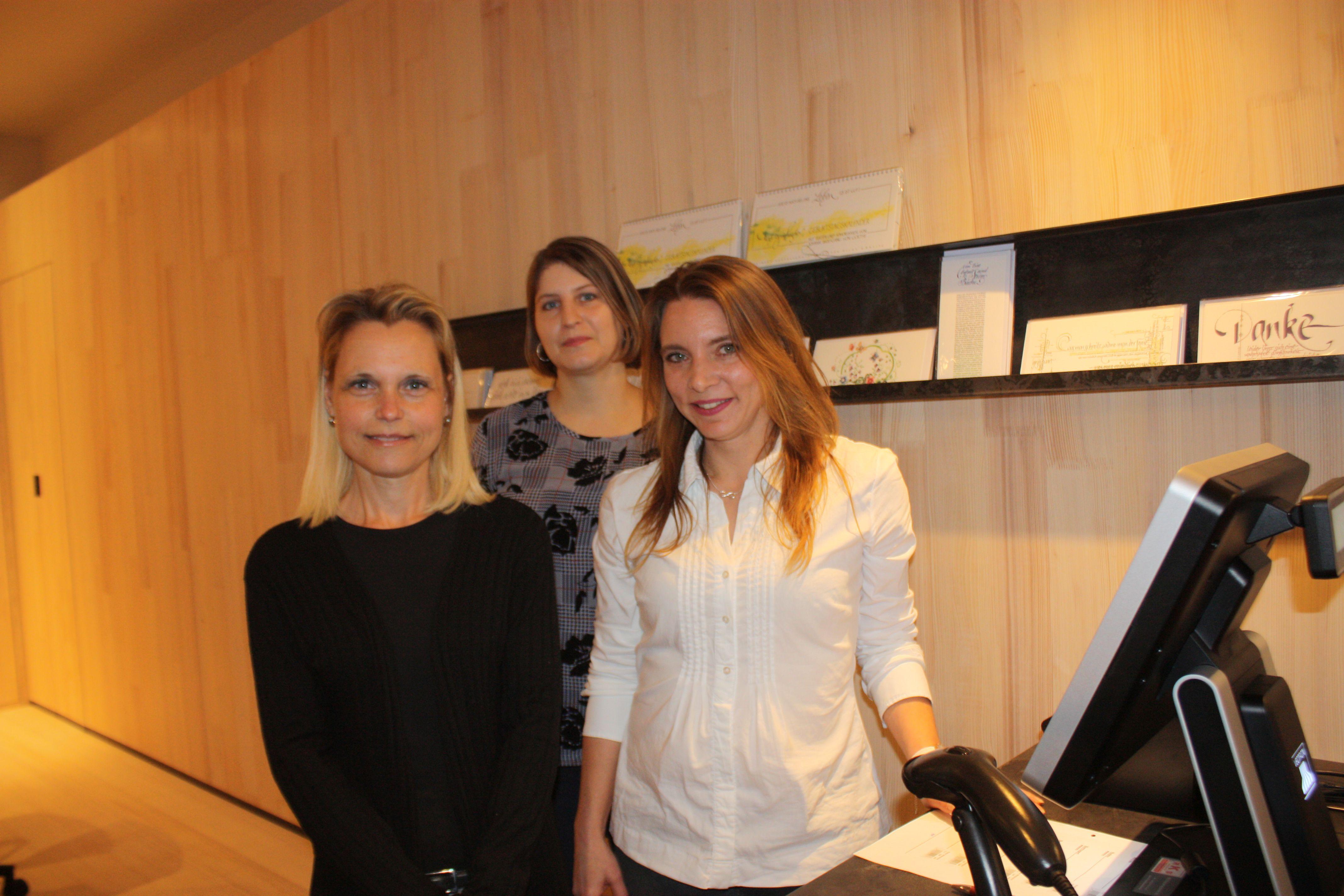 Das Team des Heidenheimer Klosterladens: Kerstin Holzmüller, Margit Schneider und Delia Kieper (von links).