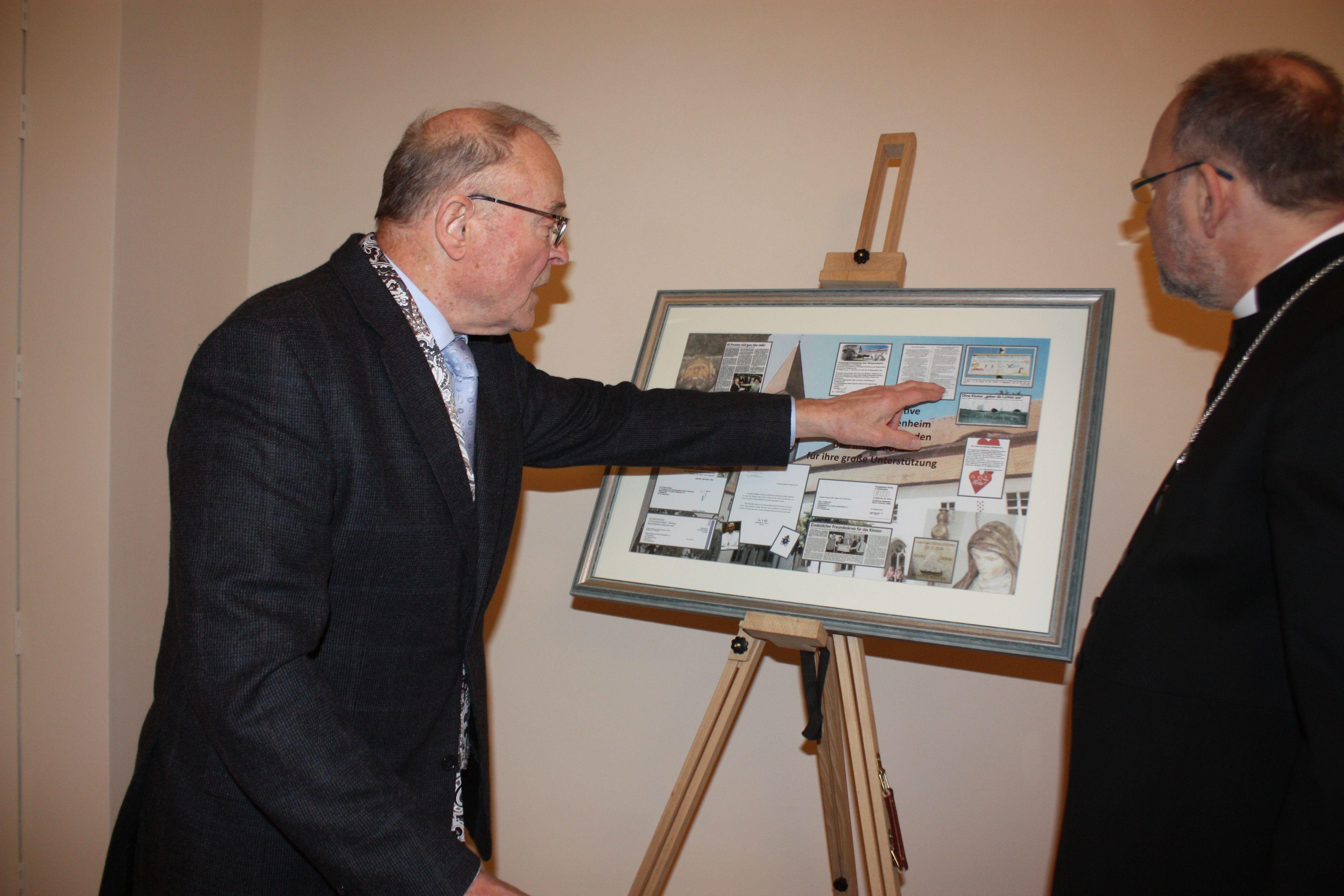 Roland Göckert, Initiator der Bürgerinitiative Pro Kloster in Heidenheim, überreichte Dekan Klaus Kuhn eine Collage, die an die wichtigsten Stationen der Bürgerinitiative erinnert.