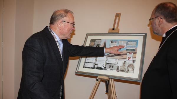 Roland Göckert, Initiator der Bürgerinitiative Pro Kloster in Heidenheim, überreichte Dekan Klaus Kuhn eine Collage, die an die wichtigsten Stationen der Bürgerinitiative erinnert.