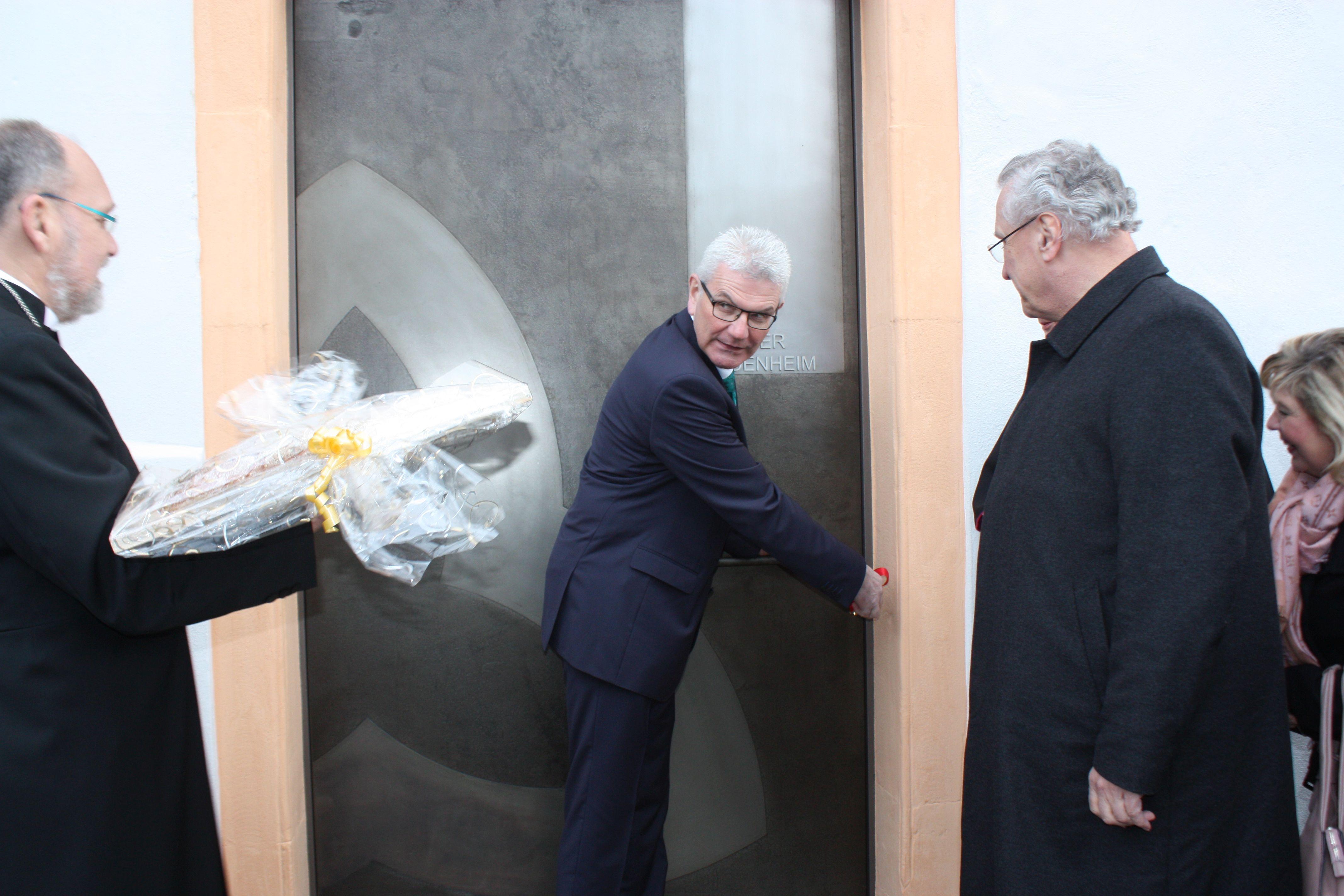 Dem CSU-Bundestagsabgeordnete Artur Auernhammer oblag die Ehre, die Klosterpforte "aufzusperren".