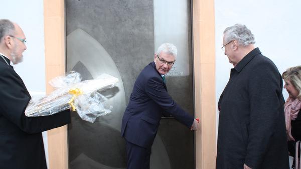 Dem CSU-Bundestagsabgeordnete Artur Auernhammer oblag die Ehre, die Klosterpforte "aufzusperren".