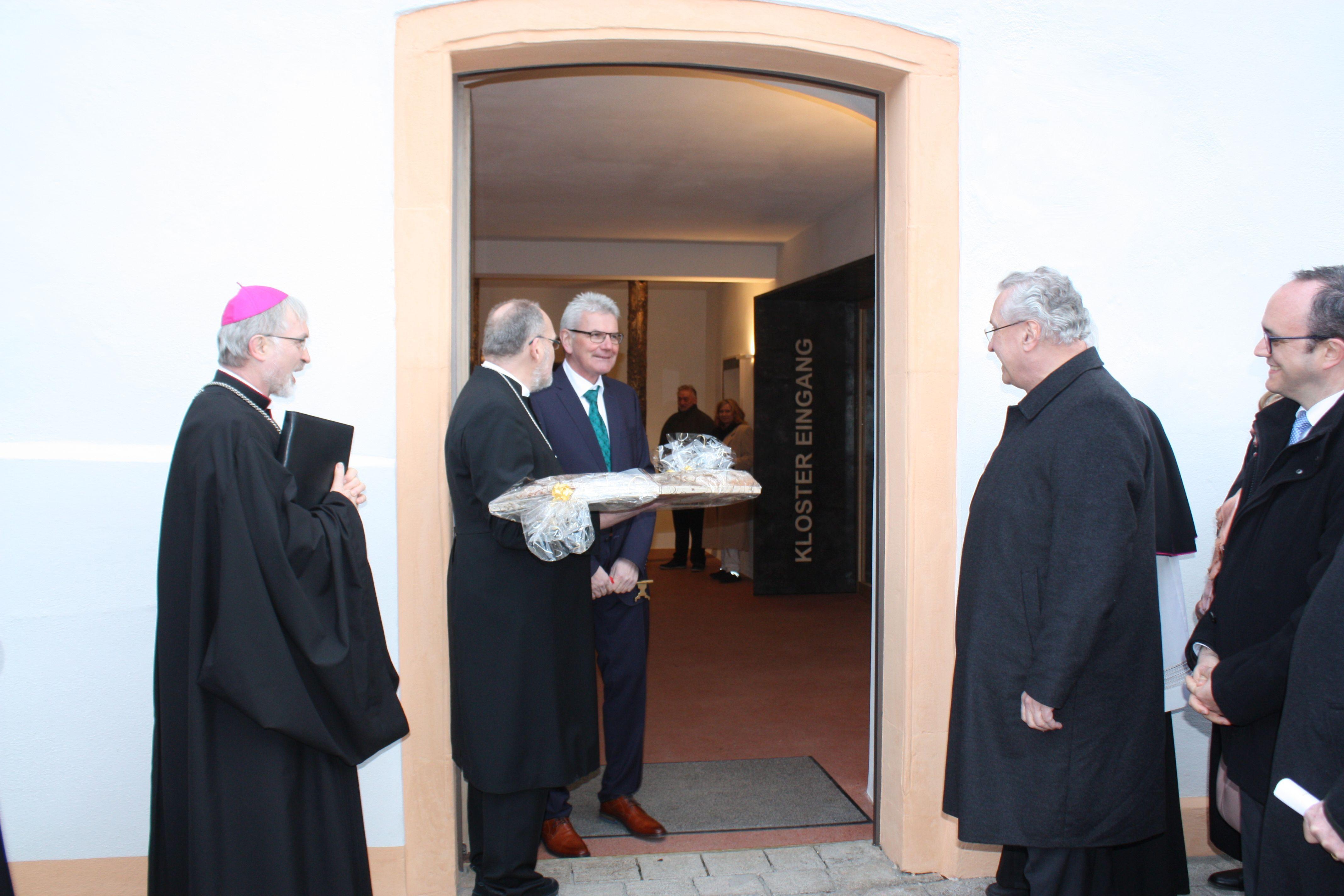 Hereinspaziert: Nun steht der Westflügel des Kloster Heidenheim für die Besucher offen und zwar täglich von 10 bis 18 Uhr, sonntags erst ab 11 Uhr.