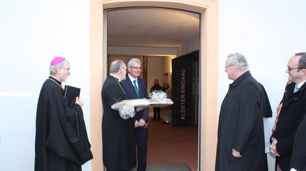 Hereinspaziert: Nun steht der Westflügel des Kloster Heidenheim für die Besucher offen und zwar täglich von 10 bis 18 Uhr, sonntags erst ab 11 Uhr.