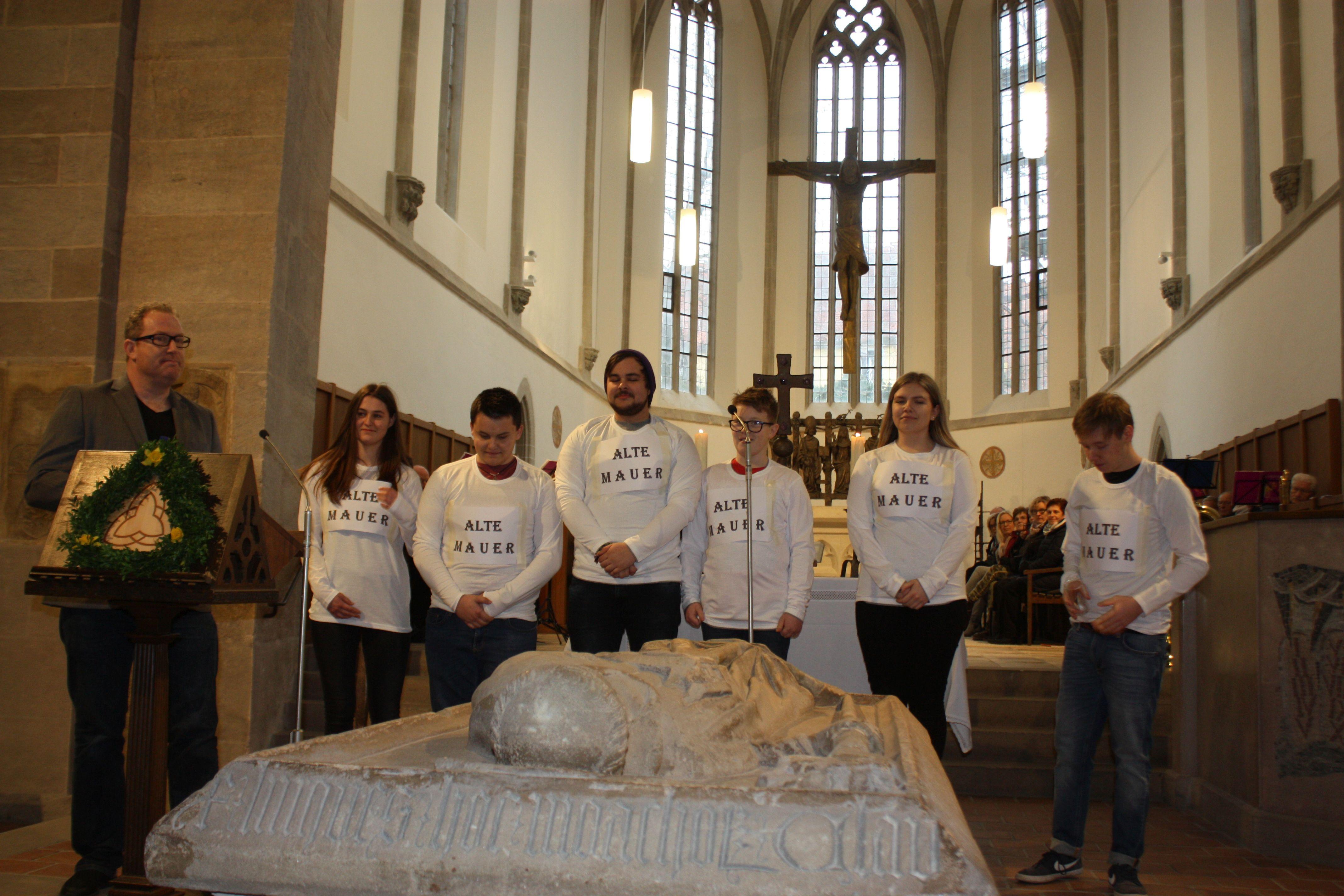 Die evangelische Jugend mit Johannes Kosok lockerte mit drei Sketchen zum Klostermotto "Neues Leben in alten Mauern" den Reigen der Grußworte auf