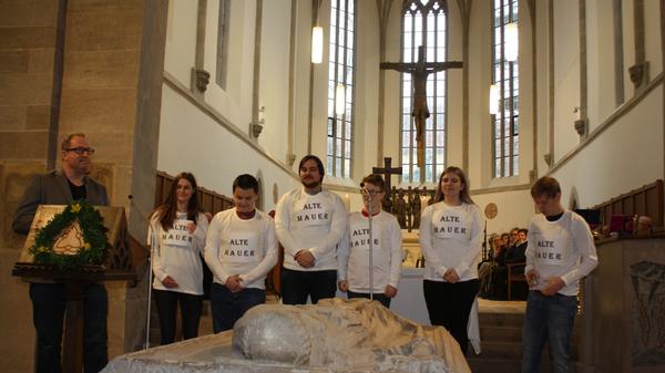 Die evangelische Jugend mit Johannes Kosok lockerte mit drei Sketchen zum Klostermotto "Neues Leben in alten Mauern" den Reigen der Grußworte auf
