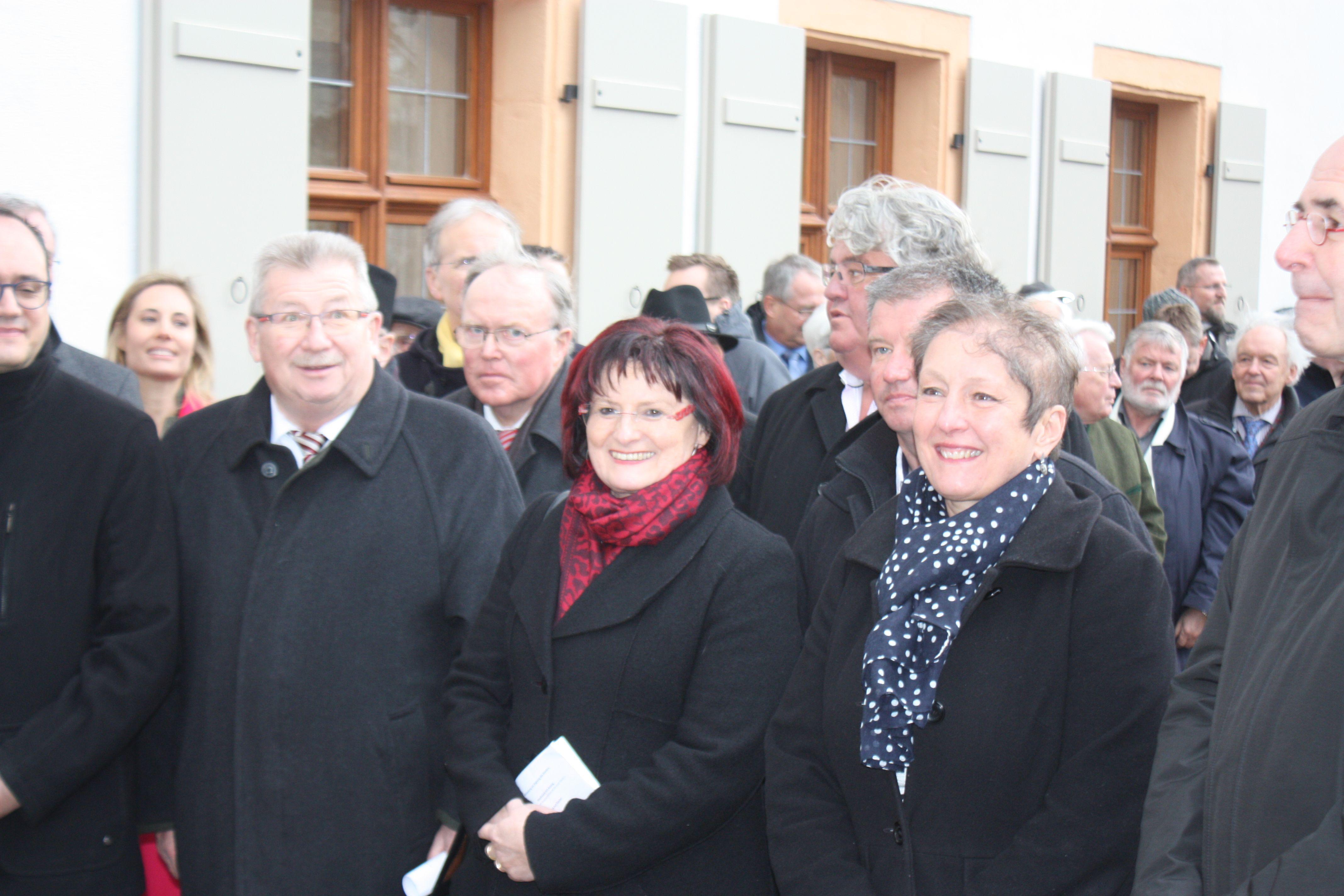 Heidenheims Bürgermeisterin Susanne Feller, die stellvertretende Bezirkstagspräsidentin Christa Naaß, Landndrat Gerhard Wägemann (von rechts) und viele weitere Gäste vor der Pforte des Sanierten Westflügels.