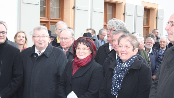 Heidenheims Bürgermeisterin Susanne Feller, die stellvertretende Bezirkstagspräsidentin Christa Naaß, Landndrat Gerhard Wägemann (von rechts) und viele weitere Gäste vor der Pforte des Sanierten Westflügels.