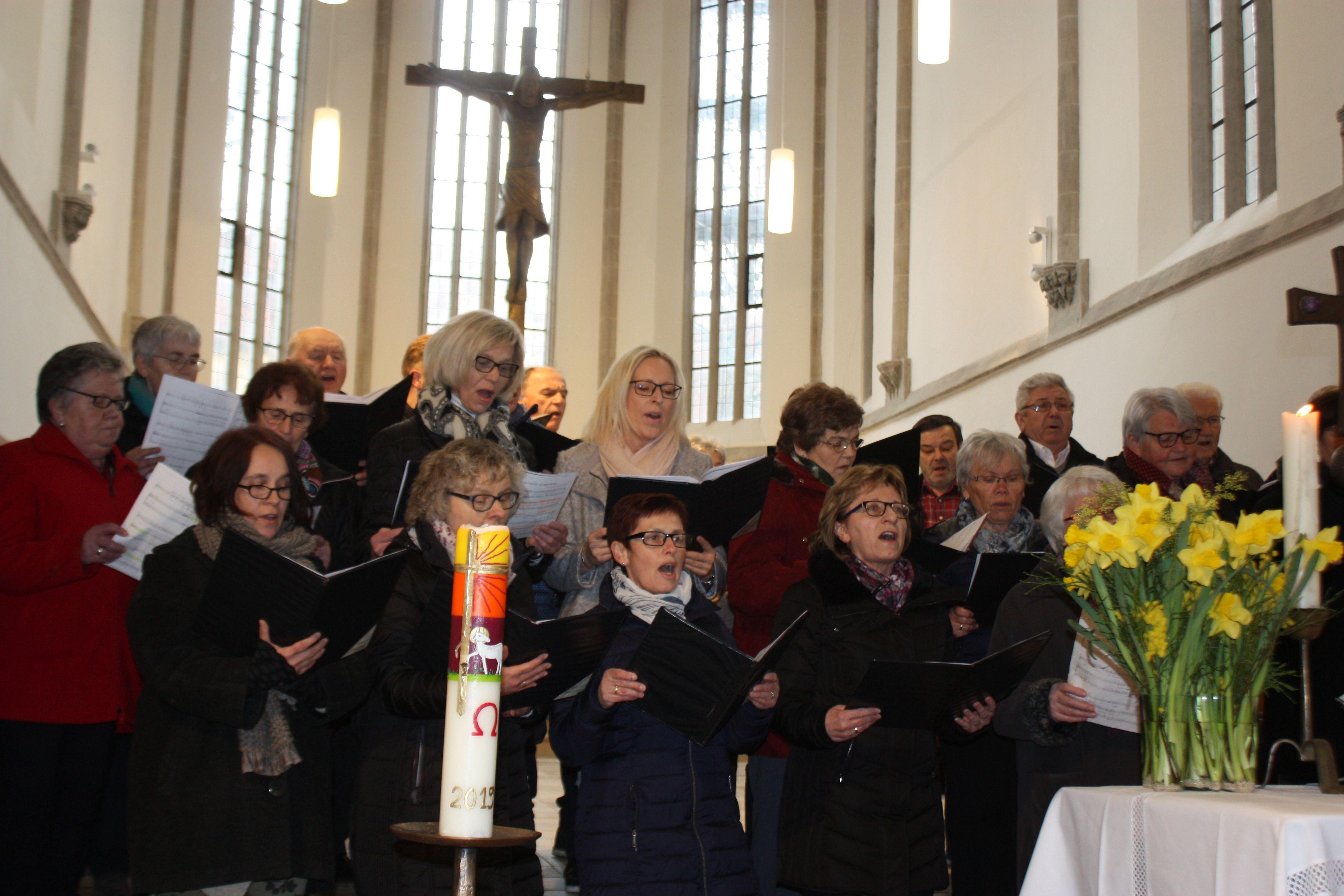 Der Kirchenchor Ostheim/Degersheim trug unter anderem das Lied "Singet froh, wir haben Grund zum Danken" zum Festgottesdienst im Heidenheimer Münster bei.
