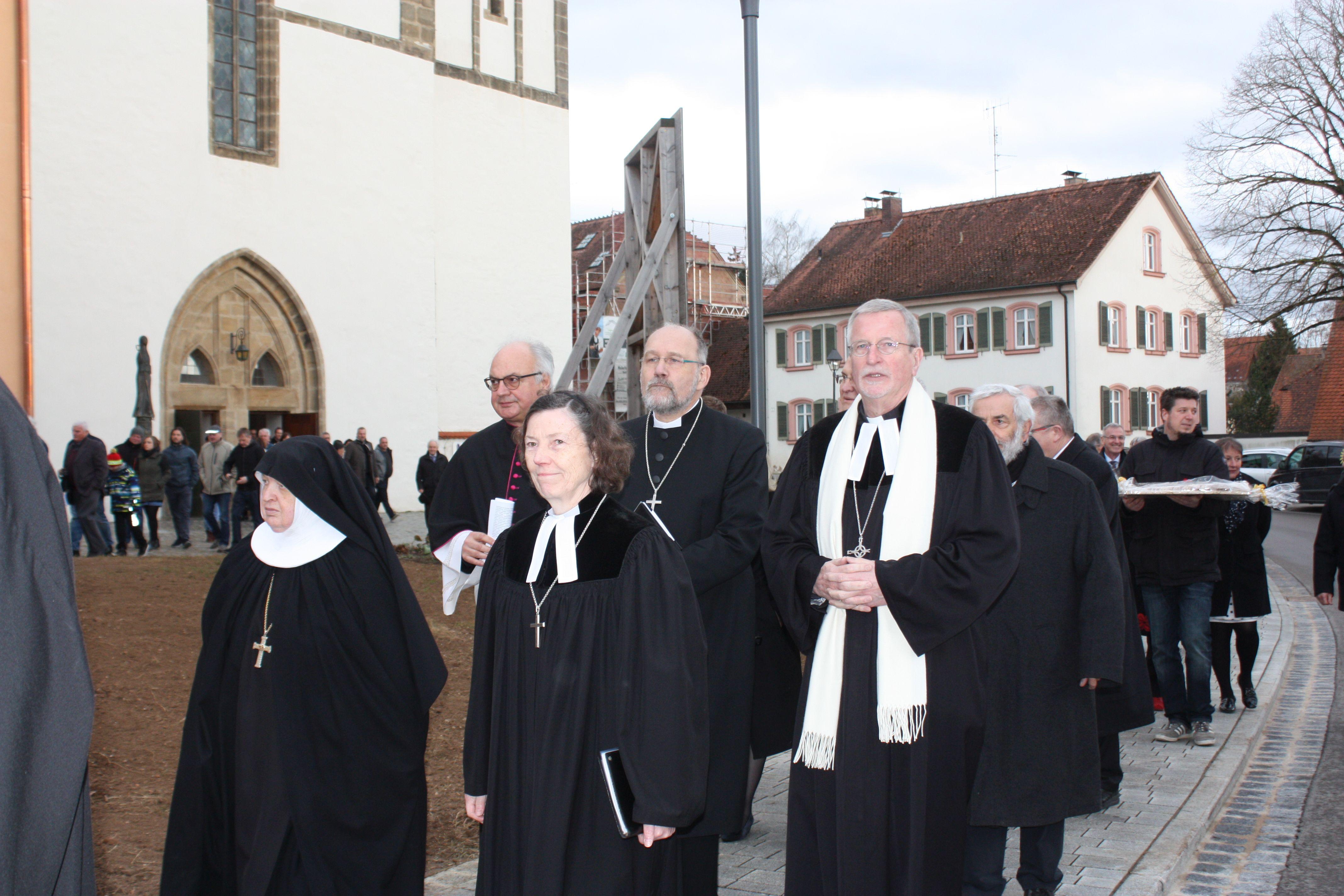 Die Heidenheimer Dekanin Annette Kuhn mit Mutter Franziska, ehemalige Äbtissin der Abtei St. Waldburg und der Heidenheimer Dekan Klaus Kuhn mit Oberkirchenrat Christian Schmidt.
