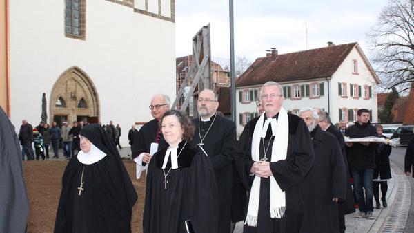 Die Heidenheimer Dekanin Annette Kuhn mit Mutter Franziska, ehemalige Äbtissin der Abtei St. Waldburg und der Heidenheimer Dekan Klaus Kuhn mit Oberkirchenrat Christian Schmidt.