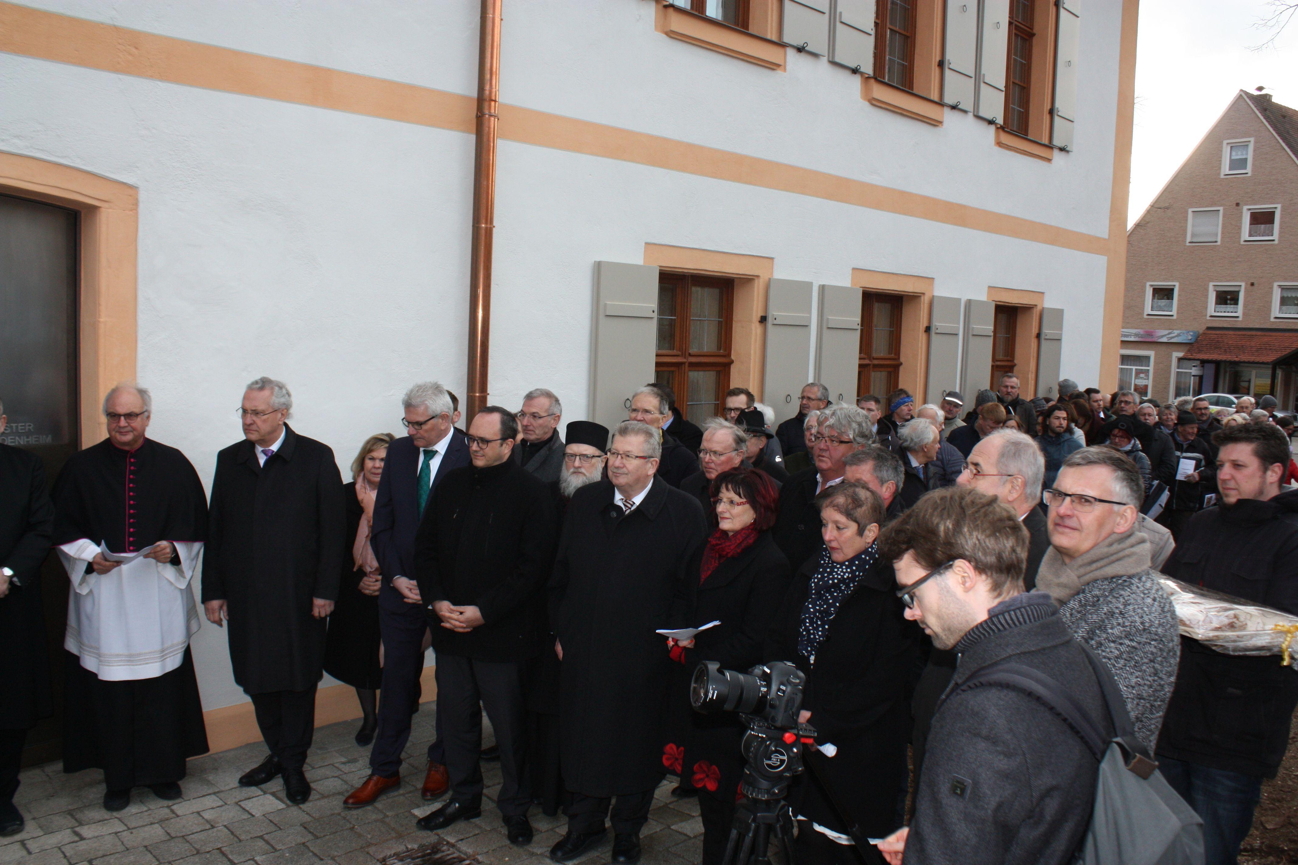 Viele Vertreter des öffentlichen Lebens, aber auch viele Einheimische wollten den historischen Moment der Wiedereröffnung des Heidenheimer Münsters nicht verpassen.