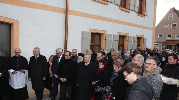 Viele Vertreter des öffentlichen Lebens, aber auch viele Einheimische wollten den historischen Moment der Wiedereröffnung des Heidenheimer Münsters nicht verpassen.