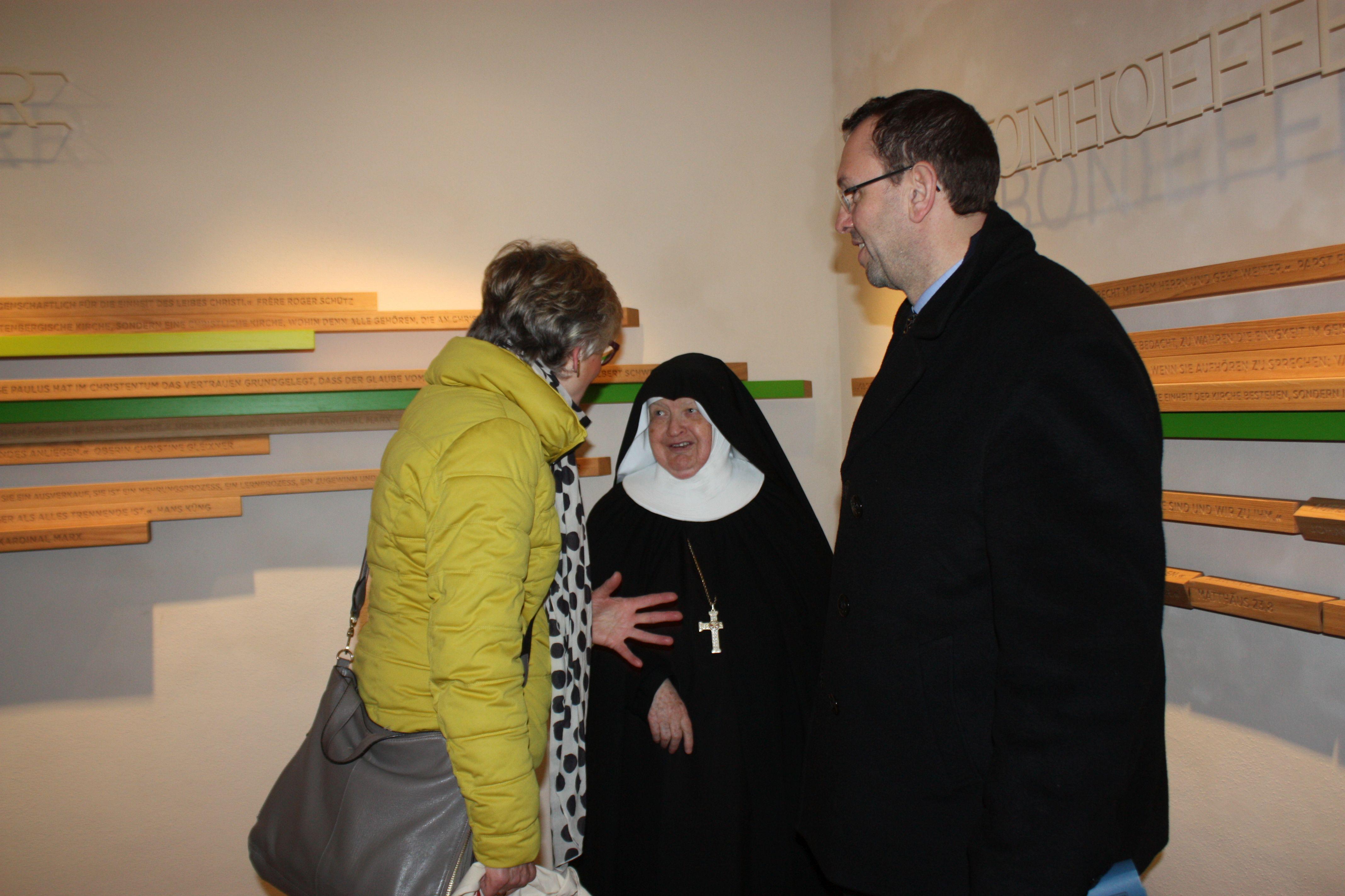 Mutter Franziska von der Abtei St. Walburg in Eichstätt im Gespräch mit Besuchern der neu gestalteten Ausstellung.