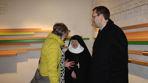 Mutter Franziska von der Abtei St. Walburg in Eichstätt im Gespräch mit Besuchern der neu gestalteten Ausstellung.