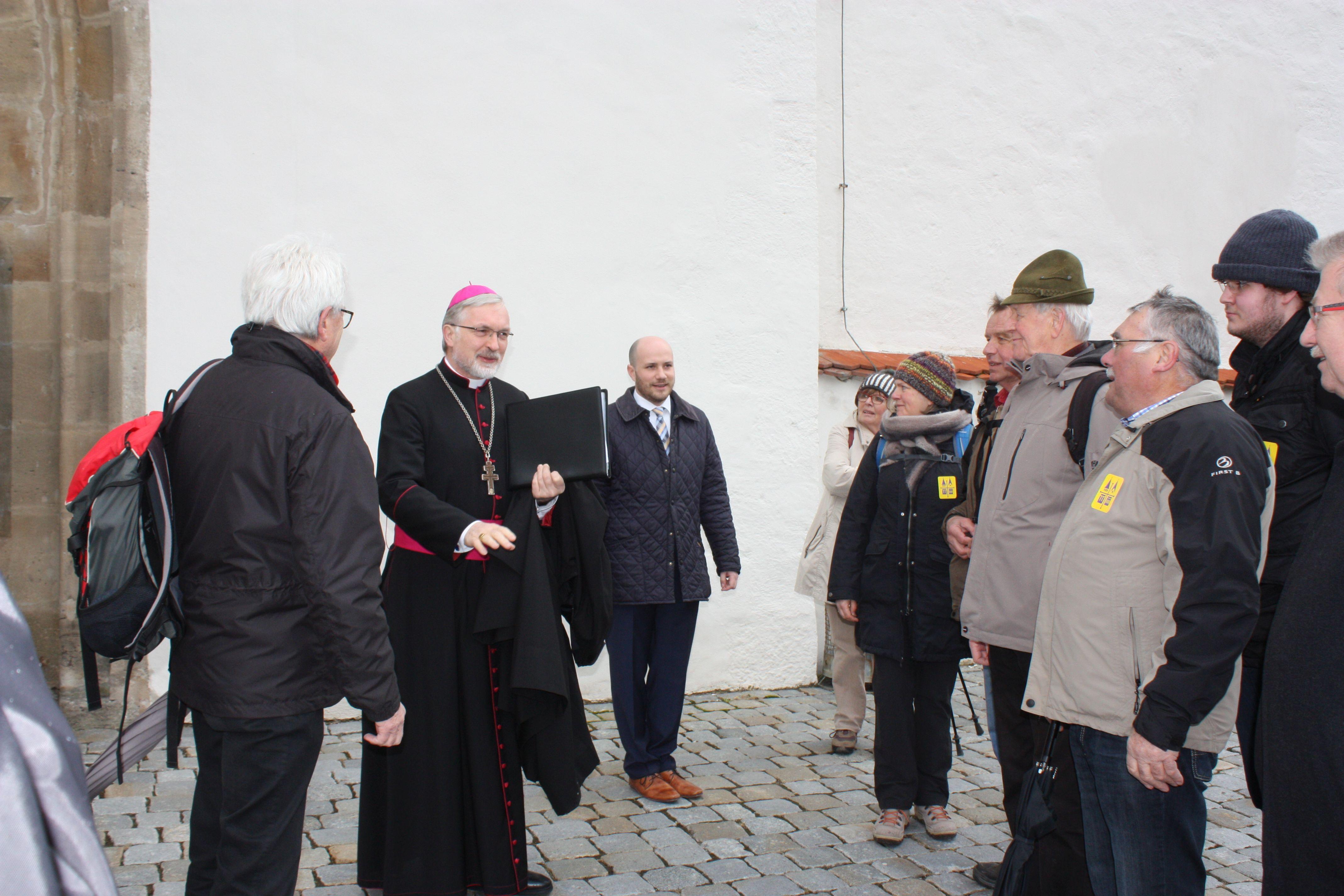 Der Eichstätter Bischer Dr. Gregor Maria Handke begrüßte eine elfköpfige Pilgergruppe, die zur Eröffnung des Klosters von Wolfsbronn nach Heidenheim gewandert waren.