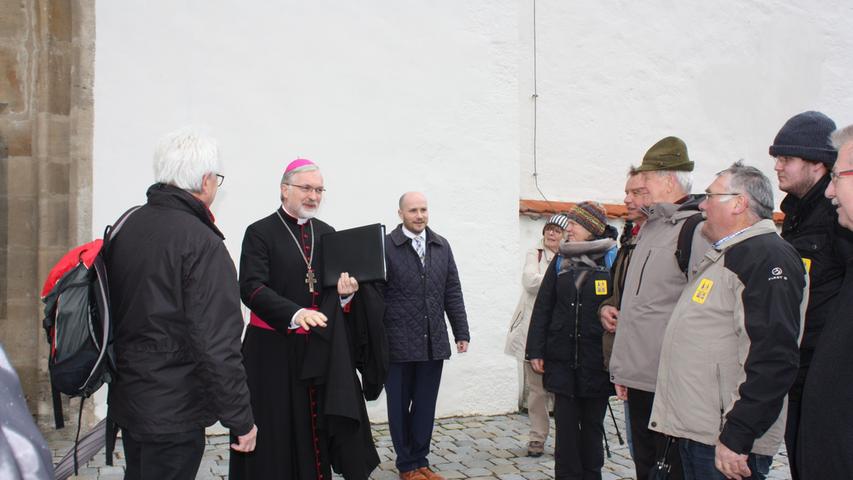 Der Eichstätter Bischer Dr. Gregor Maria Handke begrüßte eine elfköpfige Pilgergruppe, die zur Eröffnung des Klosters von Wolfsbronn nach Heidenheim gewandert waren.