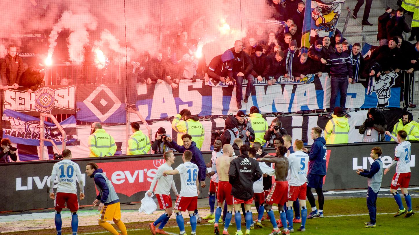 Gemeinsam mit den Fans feierte der Hamburger SV den deutlichen 4:0-Auswärtssieg am Millerntor.