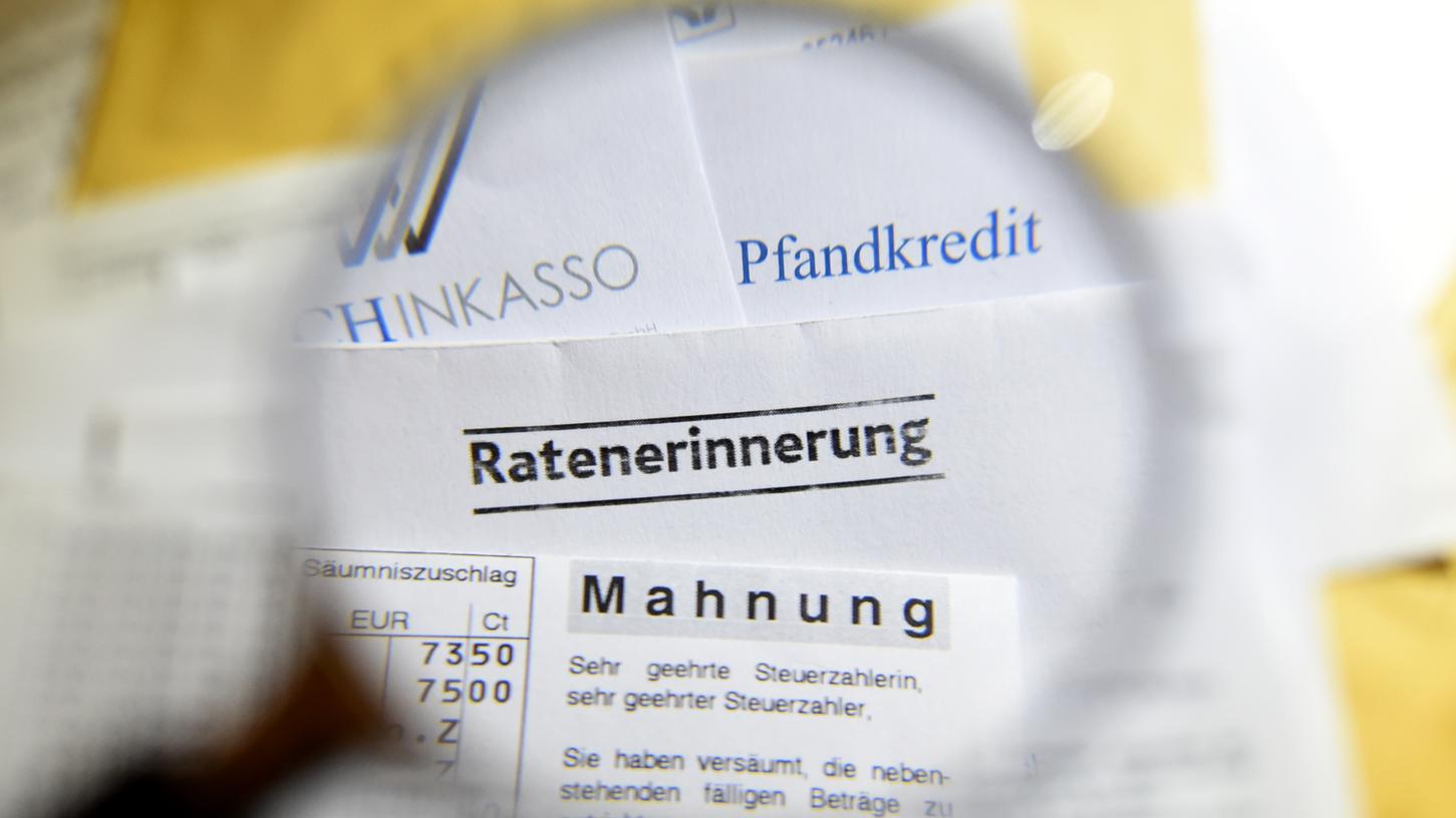 Immer wieder erhalten Menschen Schreiben von angeblichen Inkassounternehmen mit denen Betrüger versuchen, Geld zu ergaunern. 