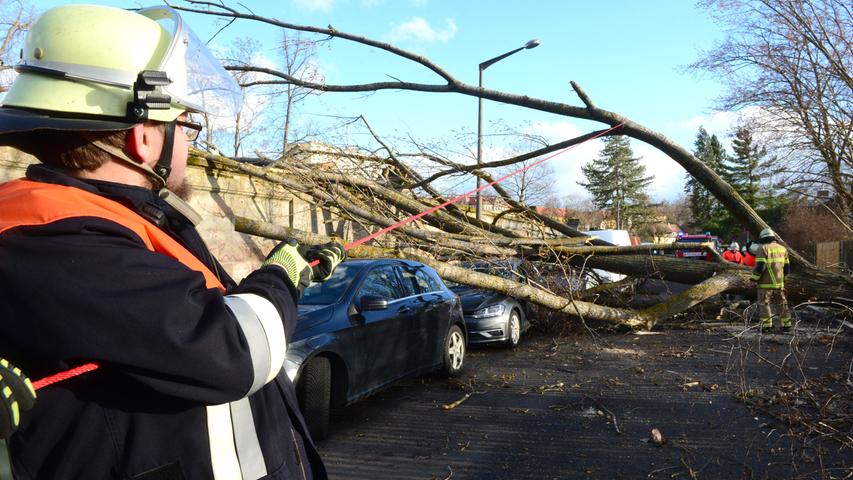 Baum stürzt auf drei Autos: So wütete der Sturm in Fürth