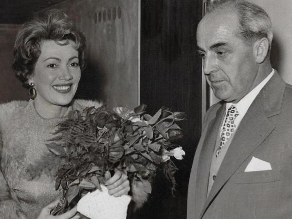 Walter Witthüser, Forchheimer Kinobegründer, mit Schauspielerin Ruth Leuwerijk. Die 2016 verstorbene Künstlerin zählte in den 1950er Jahren zu den deutschen Kinostars. Mehrere Idole waren damals in Forchheim zu Gast.