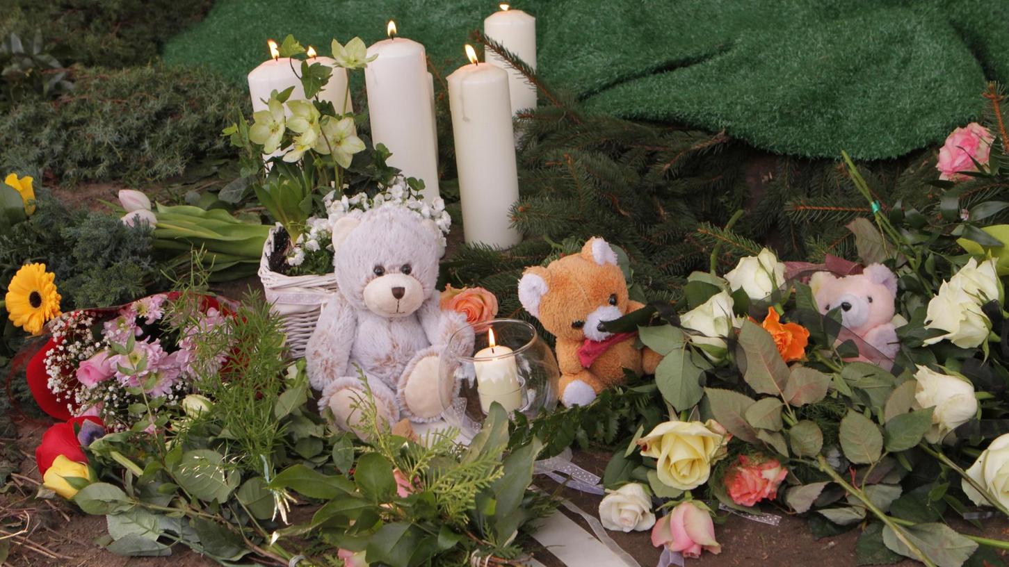 Die Teddys als Grabschmuck zeugen vom Verlust eines Kindes. Besonders hart trifft das die Angehörigen. Da ist es gut, wenn sie von Menschen unterstützt werden, die das Gefühl der Verlorenheit kennen.