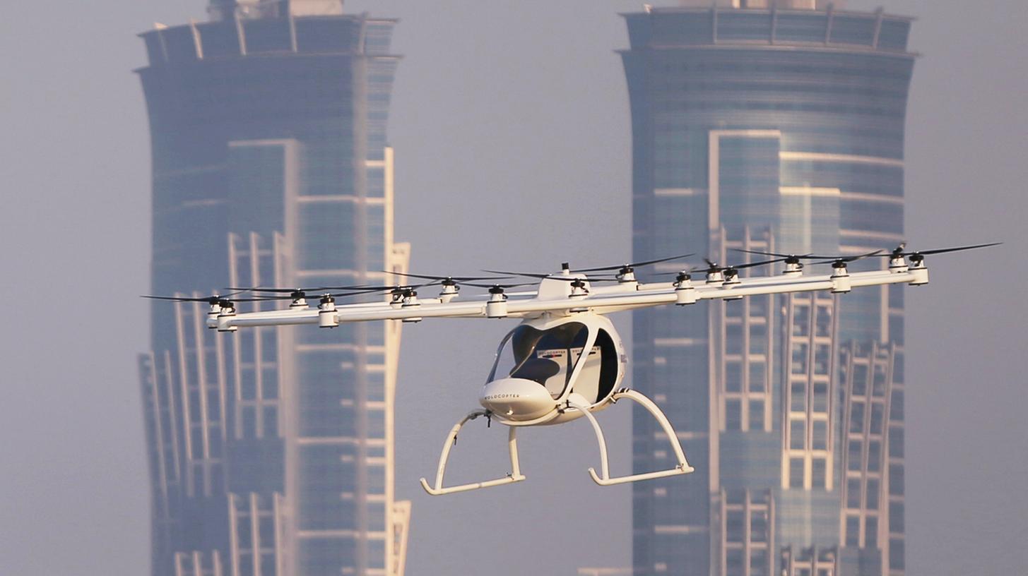 Ein batteriebetriebener Zweisitzer-Prototyp der deutschen Firma Volocopter fliegt über Dubai. Sieht so oder so ähnlich das Taxi der Zukunft aus?