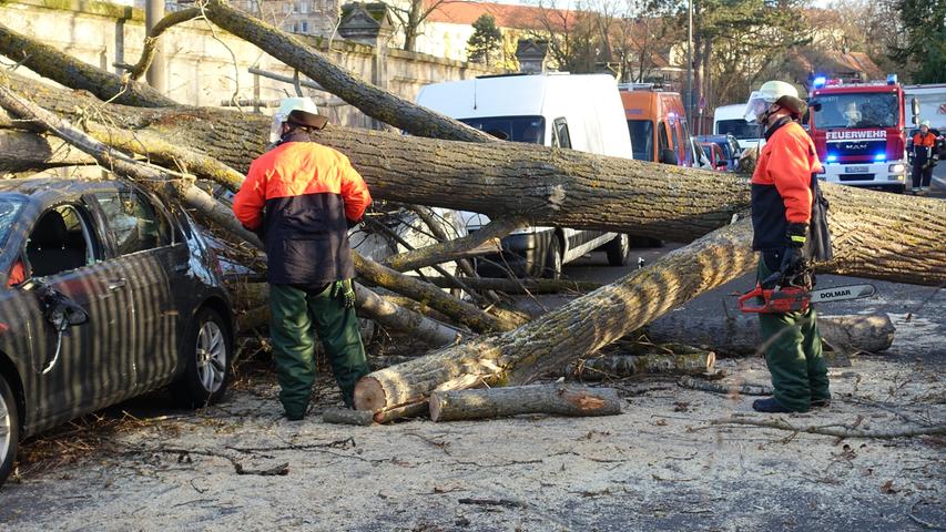 Auch die Feuerwehren aus dem Landkreis Fürth mussten am Sonntag zu zahlreichen Einsätzen ausrücken, weil Bäume aufgrund des heftigen Sturms auf Straßen oder Hausdächer gestürzt waren.