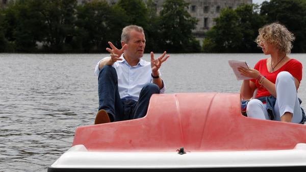 Normalerweise kennt man Ulrich Maly nur mit Anzug und Krawatte. Zum Interview mit NN-Redakteurin Anette Röckl im Tretboot kam der Oberbürgermeister nur im weißen Hemd.