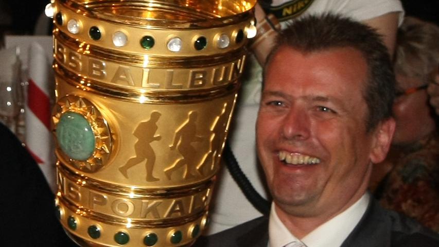 Stolzes Stadtoberhaupt: Natürlich durfte der Oberbürgermeister den DFB-Pokal auch einmal in die Hand nehmen.