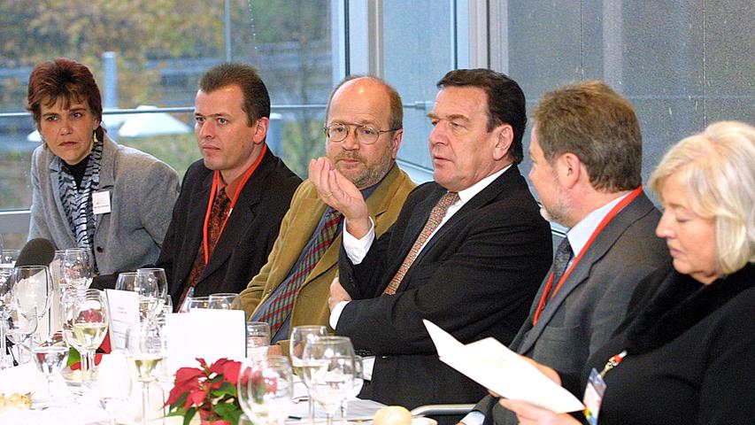 Beim Bankett mit Bundeskanzler Gerhard Schröder und Renate Schmidt (rechts). Zwischen Maly und Schröder: der damalige NN-Chefredakteur Joachim Hauck.