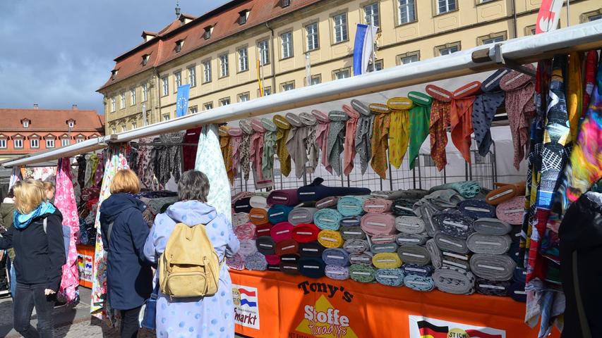 Bunter geht es kaum: Traditioneller Stoffmarkt in Bamberg