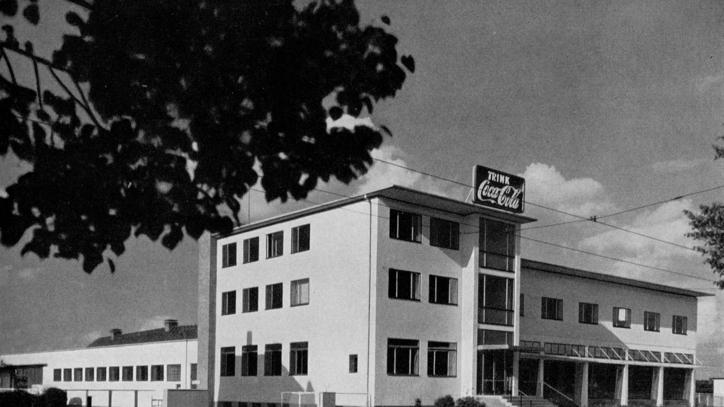 Fortschritt im Grünen – so stellte die Nachkriegszeit Industriearchitektur gerne dar, so auch 1953 das Nürnberger Coca-Cola-Werk.