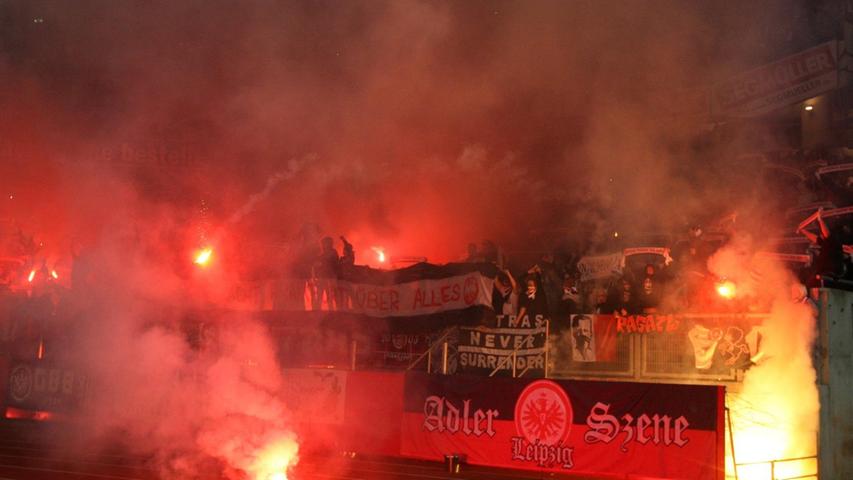 In der hinrunde 2012/13 geht's für den Club gegen die Eintracht um die Tabellenführung. Für die mitgereisten SGE-Fans geht's auch darum, pyrotechnisch auf sich aufmerksam zu machen.