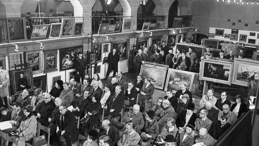 Blick in den Festsaal der Kaiserstallung: an den Wänden zweihundert Gemälde und in deren Mitte reserviertes Publikum, das sich zu keinem ernsthaften Gebot verlocken ließ. Hier geht es zum Artikel vom 14. März 1969: "Auktionshammer trat nicht in Aktion"