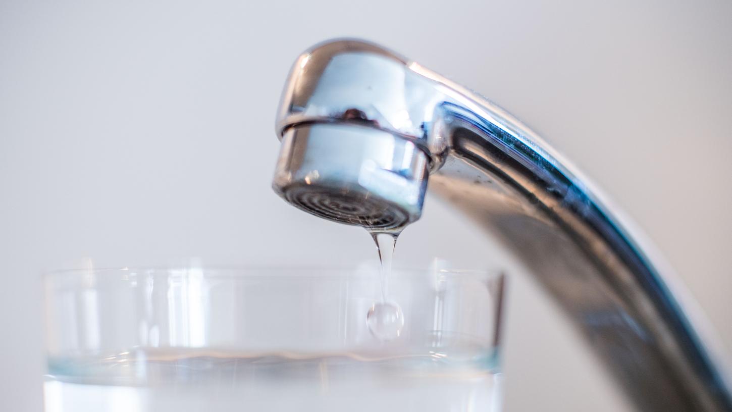 Das Trinkwasser muss in einigen Gemeinden im Landkreis Roth immer noch abgekocht werden.