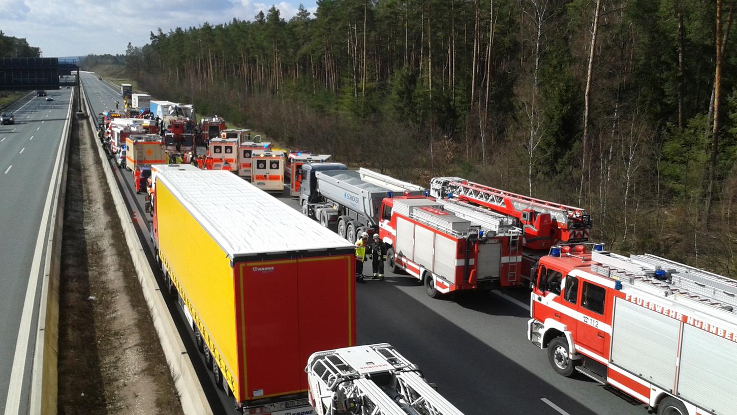Nach einem schweren Lkw-Unfall auf der A6 fuhren am Dienstagmorgen etliche Rettungswagen und Einsatzfahrzeuge der Feuerwehr zu der Unfallstelle.