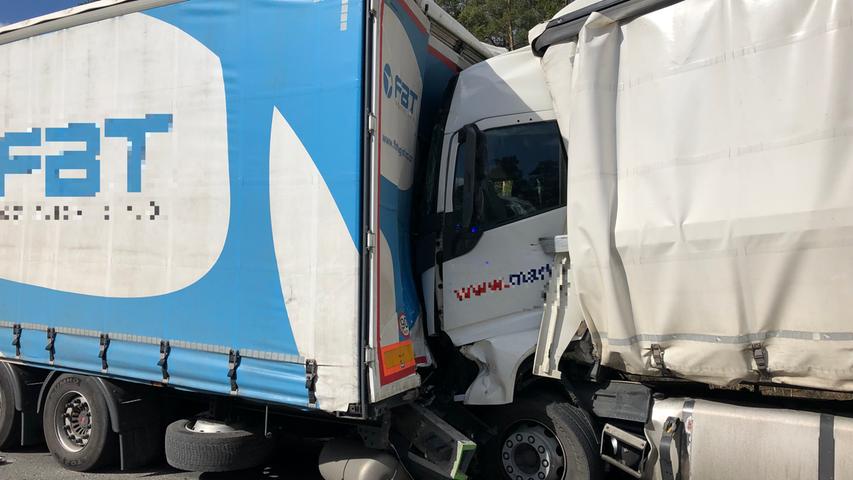 Kollision mit fünf Lkw: A6 nach schwerem Auffahrunfall gesperrt 