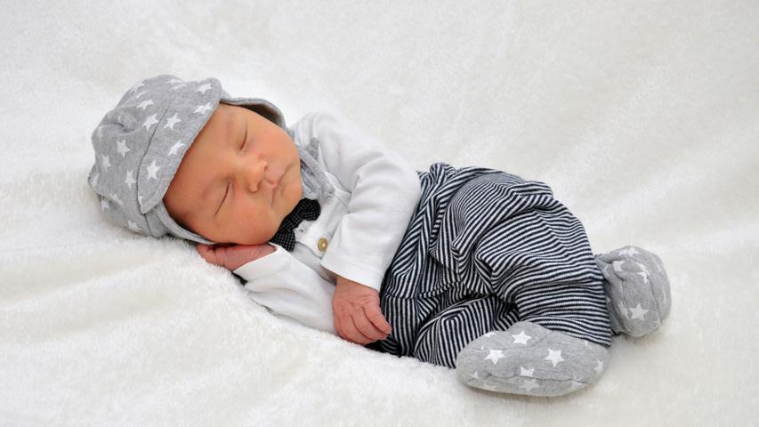 Der kleine Oskar ist am 8. März in der Klinik Hallerwiese zur Welt gekommen. Bei seiner Geburt wog er 4240 Gramm und war 56 Zentimeter groß.