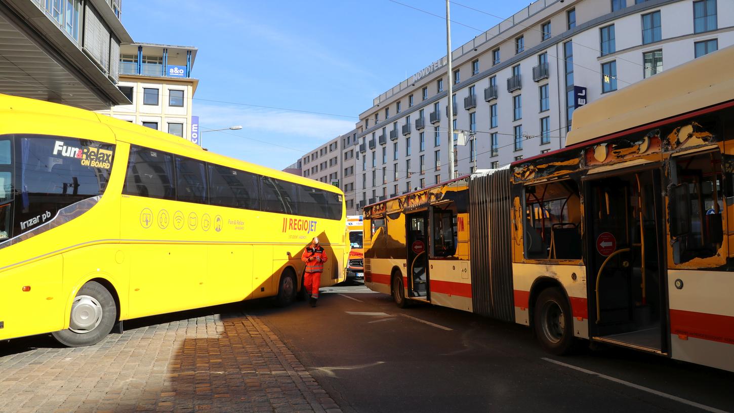 Beim Abbiegen kollidierte am Dienstagnachmittag vor dem Nürnberger ZOB ein Reisebus mit einem Linienbus. Zwei Personen wurden verletzt.