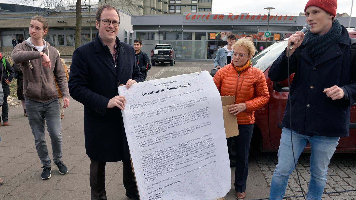 Florian Janik (2. v. links), hier bei einer Fridays For Future-Demo in Erlangen, will Oberbürgermeister bleiben. Florian Janik (2. v. links), hier bei einer Fridays For Future-Demo in Erlangen, will Oberbürgermeister bleiben.