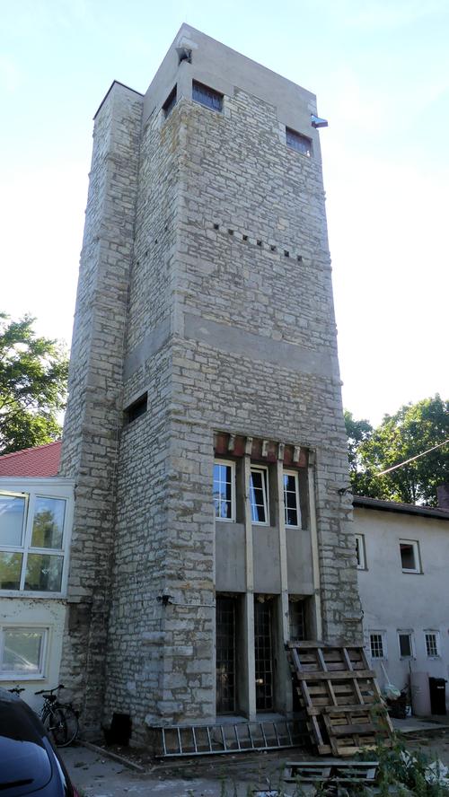 Mit einer Höhe von 18 Metern baute der Architekt Eduard Thom den ehemaligen Wasserturm 1925 als unverzichtbaren Bestandteil seines Sommersitzes und Wirtschaftshofes an das bestehende Wohnhaus an. Vorrangig hatte der Wasserturm natürlich eine wichtige Funktion zu erfüllen: die Wasserversorgung des abgelegenen Anwesens. Der Gestaltungswille des Architekten machte vor der funktionalen Beschaffenheit des Hochbehälters aber nicht Halt: dem Betonbehälter blendete er ein zweischaliges Bruchsteinmauerwerk aus Natursteinquadern vor. Damit sollte der Wasserturm einen Bergfried imitieren, der hoch über der Silhouette Nennslingens empor ragt. Die Idee gab der nur wenige Kilometer entfernt liegende Bechthaler Burgturm. Noch vor wenigen Jahren waren die Standsicherheit und die Dauerhaftigkeit des denkmalgeschützten Turmes stark gefährdet. Teile des Natursteinmauerwerks brachen aus und stürzten auf das Dach des Wohnhauses. Eine Bohrpobe gab Klarheit darüber, dass das Mauerwerk nicht mehr ausreichend mit dem Betonbehälter verbunden war und sich entfestigt hatte. Ausbauchungen in anderen Bereichen stellten den Absturz von weiteren Bauteilen in Aussicht. Gerettet werden konnte der erhaltenswerte Turm nur durch die erfolgte Instandsetzung durch die Eigentümerfamilie, die den Wirtschaftshof seit Generationen bewohnt.