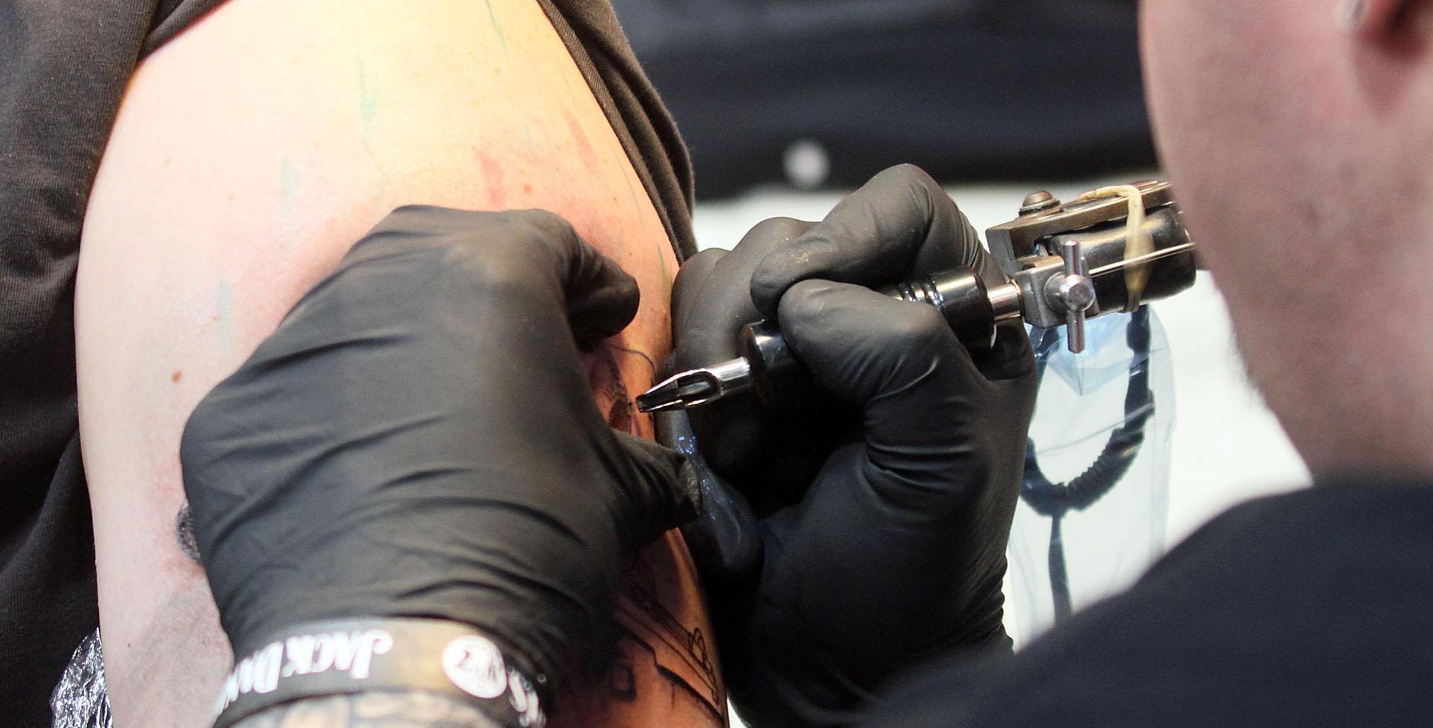 Neumarkter kündigt Mechaniker mit NaziTattoo und bekommt Recht