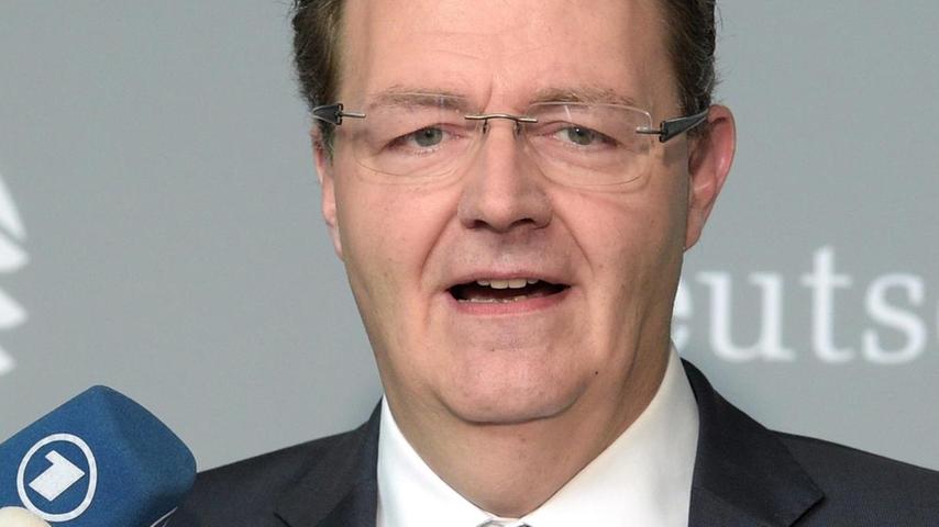 Dort sitzt sein Vorgänger als Fraktionschef, Michael Frieser (Jahrgang 1964), schon seit 2009 im Bundestag. Der verheiratete Jurist führt – als Nachfolger von Söder – seit 2018 den CSU-Bezirksverband Nürnberg-Fürth-Schwabach. Er ist damit ebenso ein möglicher Kandidat. Stellung beziehen will auch er nicht. Man wird wohl abwarten, was die SPD macht.