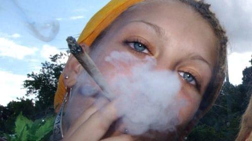 Der Besitz kleiner Mengen an Drogen (10 Gramm Marihuana) ist in Tschechien straffrei. Damit ist das Land drogenpolitisch eines der Liberalsten der Welt. Legal ist der Besitz bis zu dieser Menge trotz rechtlich zugesicherter Straffreiheit aber weiterhin nicht. Vor allem bleiben die Herstellung und das Dealen von Drogen illegal und werden von der Polizei verfolgt.